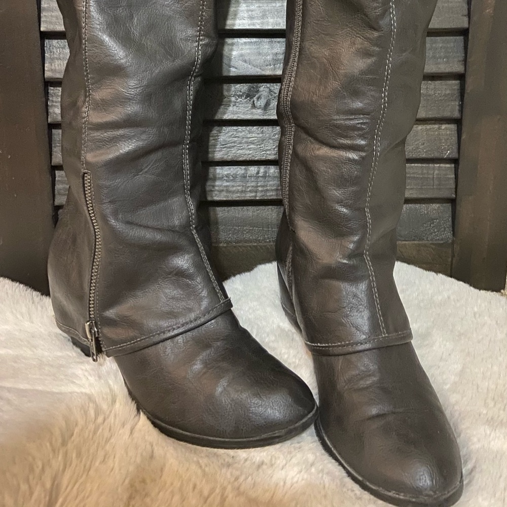 Fergie (Fergalicious) black high boots